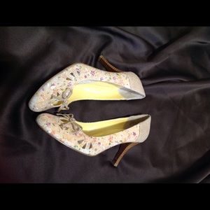 Adorable heels, floral fabric with burlap accents